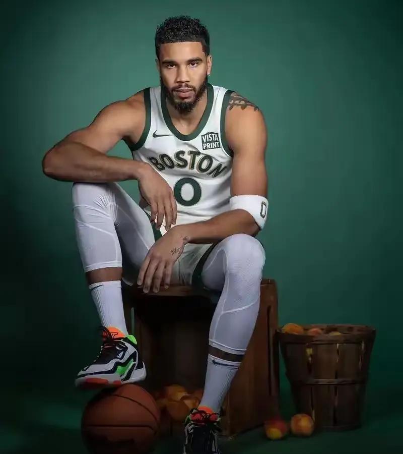 关于詹姆斯与70激战拜仁分钟，刷新纪录胜负难料！，塔图姆焦点对战热度持续攀升的信息乐鱼体育官方